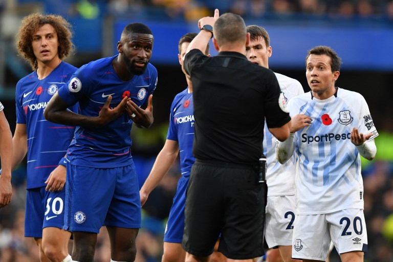 Chelsea's German defender Antonio Rudiger (2nd L) and Everton's Brazilian striker Bernard (R) plead with referee Kevin Friend during the English Premier League football match between Chelsea and Everton at Stamford Bridge in London on November 11, 2018. PHOTO/AFP