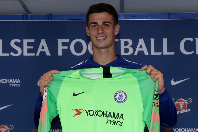Chelsea's new goalkeeper, Spain's Kepa Arrizabalaga holds up a team football shirt as he attend his unveiling press conference at Stamford Bridge in west London on August 9, 2018. Spain's Kepa Arrizabalaga became the most expensive goalkeeper in history after Chelsea confirmed his 80 million euro (£71.6 million, $92 million) move from Athletic Bilbao. PHOTO/AFP