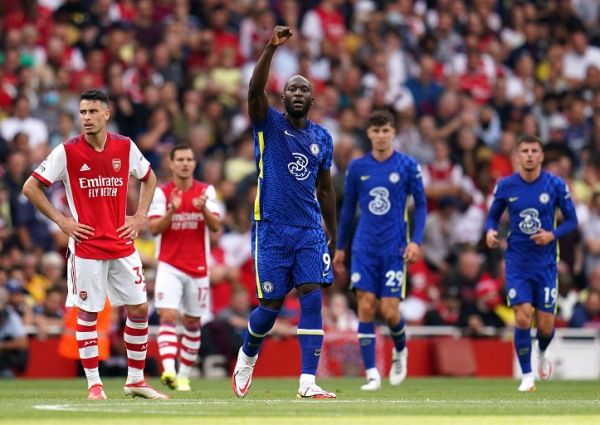 Chelsea's Romelu Lukaku (centre) celebrates scoring their side's first goal of the game during the Premier League match at the Emirates Stadium, London. 
