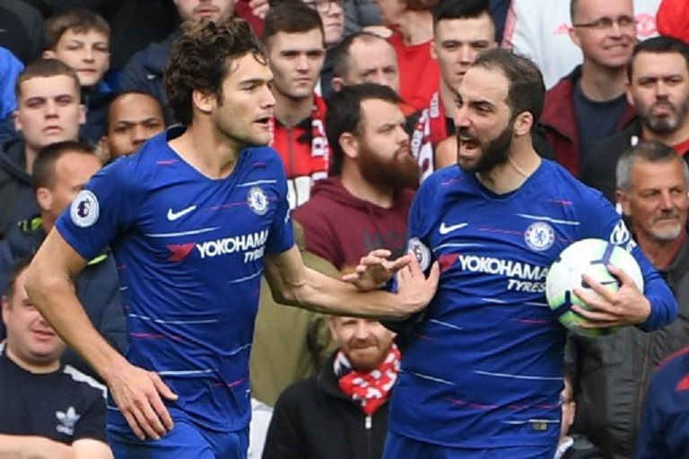 Chelsea's Spanish defender Marcos Alonso (L) celebrates scoring their first goal to equalise 1-1 with Chelsea's Argentinian striker Gonzalo Higuain (R) during the English Premier League football match between Manchester United and Chelsea at Old Trafford in Manchester, north west England, on April 28, 2019. PHOTO/AFP