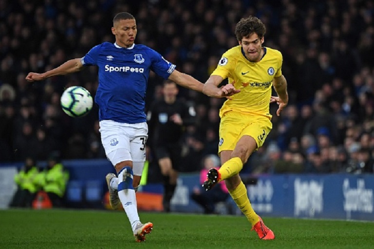 Chelsea's Spanish defender Marcos Alonso (R) vies with Everton's Brazilian striker Richarlison (L) during the English Premier League football match between Everton and Chelsea at Goodison Park in Liverpool, north west England on March 17, 2019. PHOTO/GettyImages