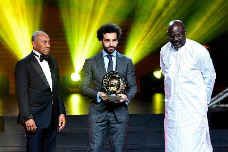 Confederation of African Football (CAF) President Ahmad Ahmad (L) poses after he handovered the 2018 African Footballer of the Year Award also called Ballon d'Or to Liverpool's Egyptian forward Mohamed Salah (C) past Liberian President George Weah during an award ceremony in dakar on January 8, 2019.PHOTO/GETTY IMAGES