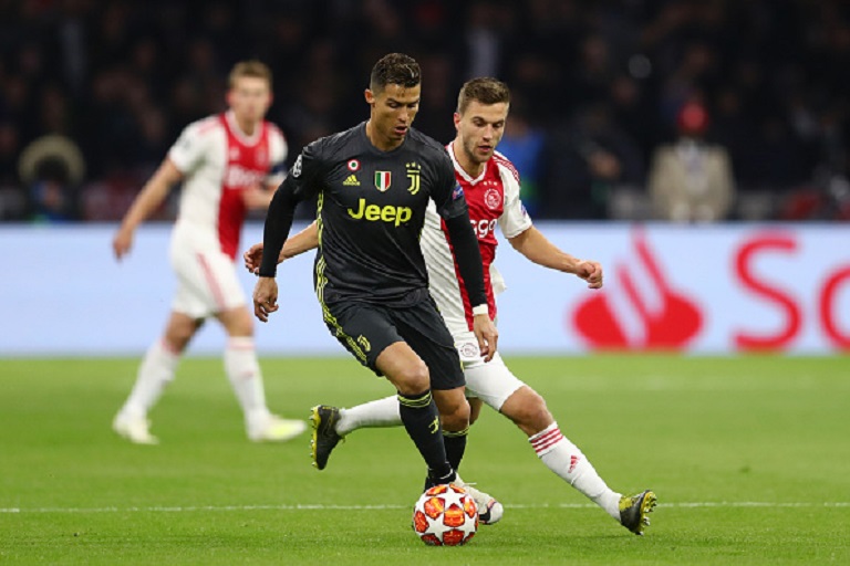 Cristiano Ronaldo of Juventus is challenged by Joel Veltman of Ajax during the UEFA Champions League Quarter Final first leg match between Ajax and Juventus at Johan Cruyff Arena on April 10, 2019 in Amsterdam, Netherlands. PHOTO/GETTY IMAGES