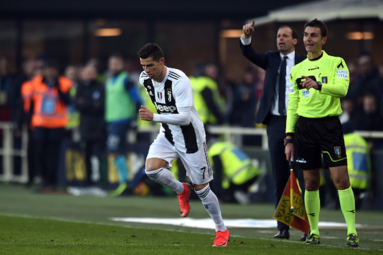 Cristiano Ronaldo of Juventus runs in as head coach Massimiliano Allegri issues instructions during the Serie A match between Atalanta BC and Juventus at Stadio Atleti Azzurri d'Italia on December 26, 2018 in Bergamo, Italy. PHOTO/Getty Images