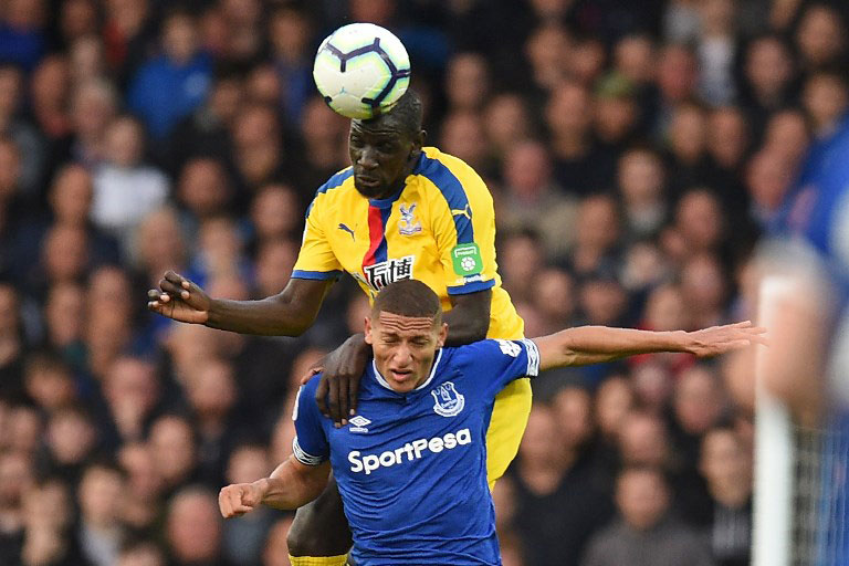 Crystal Palace's French midfielder Mamadou Sakho wins a header from Everton's Brazilian striker Richarlison during the English Premier League football match between Everton and Crystal Palace at Goodison Park in Liverpool, north west England on October 21, 2018. PHOTO/AFP