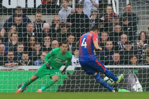 Crystal Palace's Serbian midfielder Luka Milivojevic (R) scores his team's first goal from a penalty during the English Premier League football match between Newcastle United and Crystal Palace at St James' Park in Newcastle-upon-Tyne, north east England on April 6, 2019. PHOTO/AFP