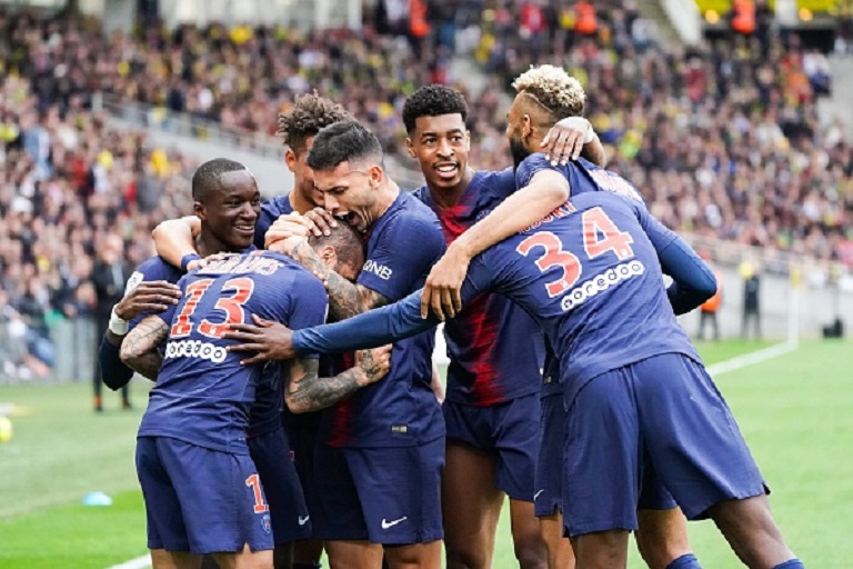 Dani Alves of PSG celebrates with teammate and Presnel Kimpembe of PSG after scoring a goal during the Ligue 1 match between Nantes and Paris Saint Germain at Stade de la Beaujoire on April 17, 2019 in Nantes, France.PHOTO/GETTY IMAGES