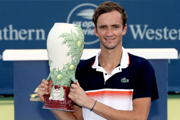 Daniil Medvedev of Russia poses for photographers after defeating David Goffin of Belgium during the men's final of the Western & Southern Open at Lindner Family Tennis Center on August 18, 2019 in Mason, Ohio. PHOTO/ GETTY IMAGES