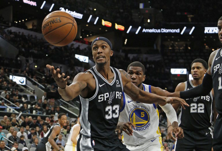 Dante Cunningham #33 of the San Antonio Spurs tries to save the ball from going out of bounds in game against the Golden State Warriors at AT&T Center on November 18, 2018 in San Antonio, Texas. PHOTO/AFP`