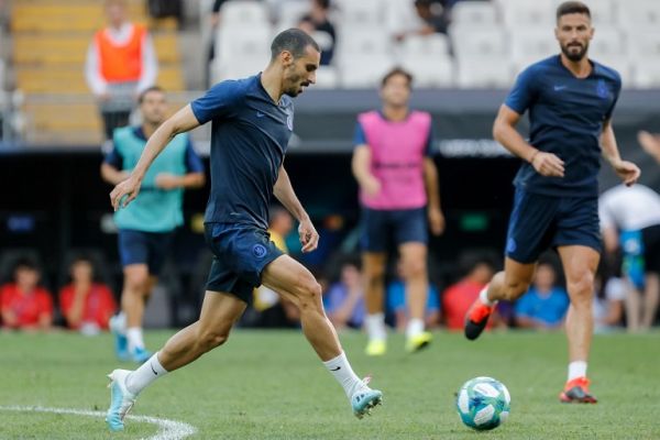 Davide Zappacosta (L) of Chelsea passes the ball during a Chelsea training session ahead of the UEFA Super Cup match against Liverpool on August 13, 2019 at Besiktas Park in Istanbul, Turkey. PHOTO | AFP