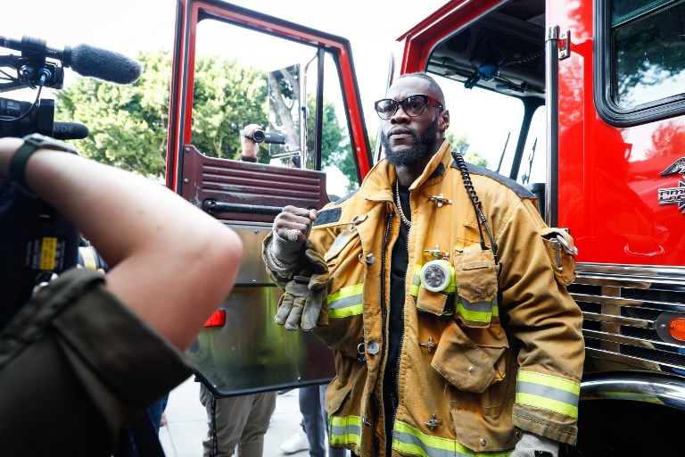 Deontay Wilder meets with firefighters at LAFD Station 3 on November 27, 2018 in Los Angeles, California.PHOTO/Getty Images/AFP 