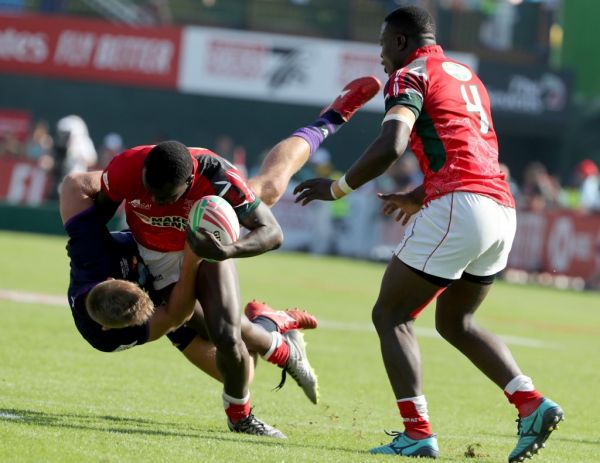 Eden Agero (C) of Kenya holds the ball during the Men's Sevens World Rugby Dubai Series match Scotland vs Kenya on November 30, 2018 in Dubai. PHOTO | AFP