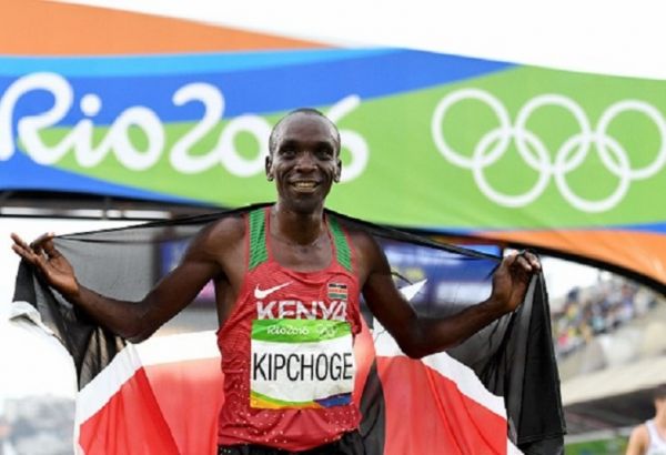 Eliud Kipchoge of Kenya celebrates winning the gold medal in the Men's Marathon on Day 16 of the Rio 2016 Olympic Games at Sambodromo on August 21, 2016 in Rio de Janeiro, Brazil. PHOTO/ GETTY IMAGES