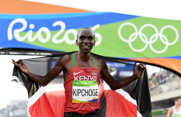 Eliud Kipchoge of Kenya celebrates winning the gold medal in the Men's Marathon on Day 16 of the Rio 2016 Olympic Games at Sambodromo on August 21, 2016 in Rio de Janeiro, Brazil.PHOTO/GETTY IMAGES