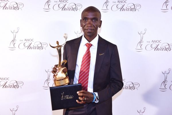 Eliud Kipchoge poses with his award after being named the Best Male Athlete At Tokyo 2020 Olympics during the ANOC Awards in Greece on Sunday, October 24, 2021. PHOTO | K24Twitter