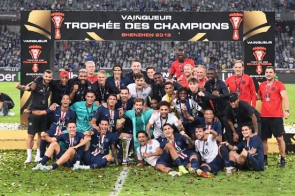 embers of Paris Saint-Germain pose for photos during the trophy ceremony after the French Trophy of Champions football match between Paris Saint-Germain and Rennes in Shenzhen of south China's Guangdong Province, on Aug. 3, 2019. PHOTO/ AFP