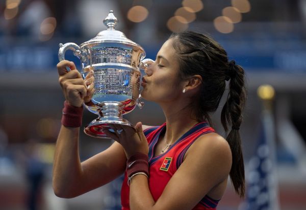 Emma Raducanu (GBR) celebrates winning the women’s singles final against Leylah Fernandez (CAN) and poses with the trophy on day 13 at the 2021 US Open. PHOTO | Alamy