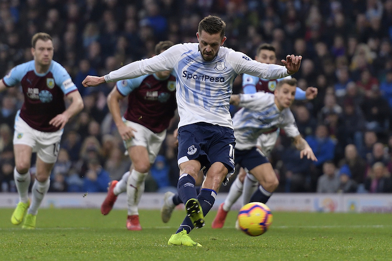 Everton FC's Gylfi Sigurdsson shoots to score during their Premier League match against Burnley FC at Turf Moor on December 26, 2018. PHOTO/Everton FC