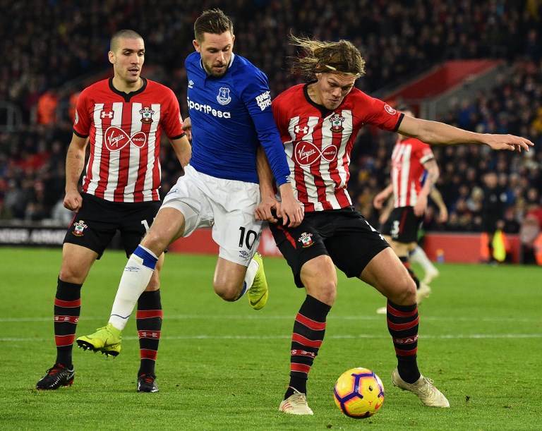 Everton's Icelandic midfielder Gylfi Sigurdsson (C) battles with Southampton's Danish defender Jannik Vestergaard (R) during the English Premier League football match between Southampton and Everton at St Mary's Stadium in Southampton, southern England on January 19, 2019. PHOTO/AFP