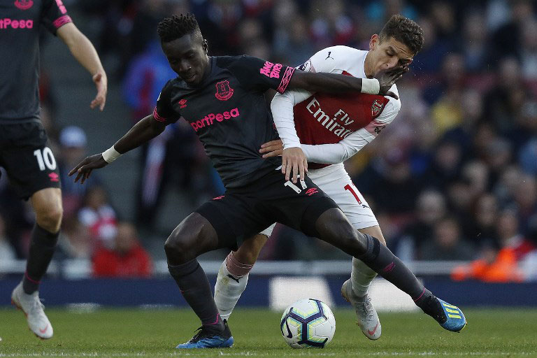 Everton's Senegalese midfielder Idrissa Gueye (L) vies with Arsenal's Uruguayan midfielder Lucas Torreira during the English Premier League football match between Arsenal and Everton at the Emirates Stadium in London on September 23, 2018. PHOTO/AFP