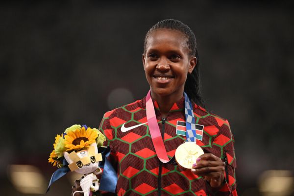 Faith Kipyegon poses after winning the 1500m Gold medal at the delayed 2020 Tokyo Olympics. PHOTO| AFP