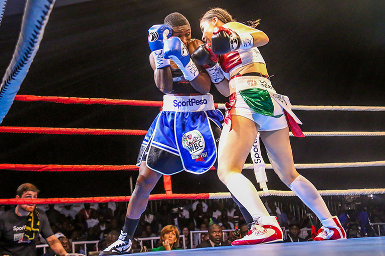 Fatuma Zarika (left) defends against Yamelith Mercado during their WBC Super Bantamweight women world title fight at KICC, Nairobi on September 8, 2018. PHOTO/SPN