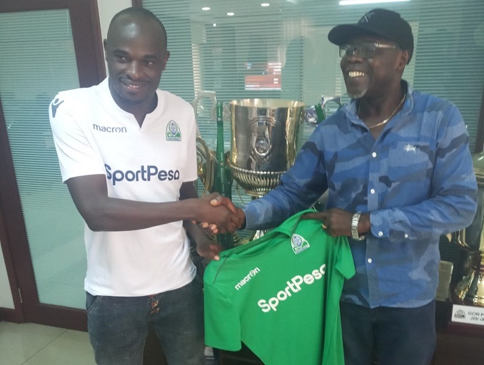 Former Harambee Stars captain Dennis Oliech is presented with a Gor Mahia FC jersey by club chairman Ambrose Rachier at his official unveiling on Wednesday, January 2, 2019. PHOTO/Courtesy