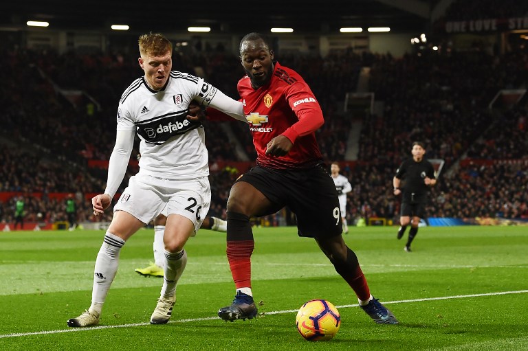 Fulham's English defender Alfie Mawson (L) vies with Manchester United's Belgian striker Romelu Lukaku during the English Premier League football match between Manchester United and Fulham at Old Trafford in Manchester, north west England, on December 8, 2018. PHOTO/AFP