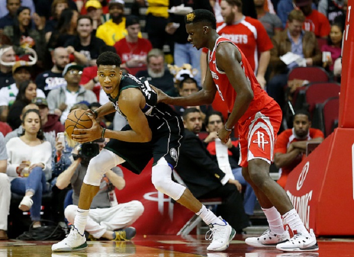 Giannis Antetokounmpo #34 of the Milwaukee Bucks controls the ball defended by Clint Capela #15 of the Houston Rockets in the second half at Toyota Center on January 9, 2019 in Houston, Texas.PHOTO/GETTY IMAGES