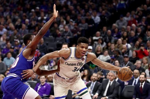 Giannis Antetokounmpo #34 of the Milwaukee Bucks drives on Harrison Barnes #40 of the Sacramento Kings at Golden 1 Center on January 10, 2020 in Sacramento, California. PHOTO \ AFP