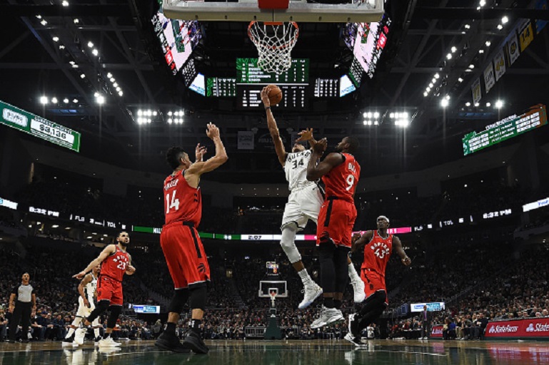 Giannis Antetokounmpo #34 of the Milwaukee Bucks shoots over Serge Ibaka #9 of the Toronto Raptors during a game at Fiserv Forum on January 05, 2019 in Milwaukee, Wisconsin.PHOTO/GETTY IMAGES