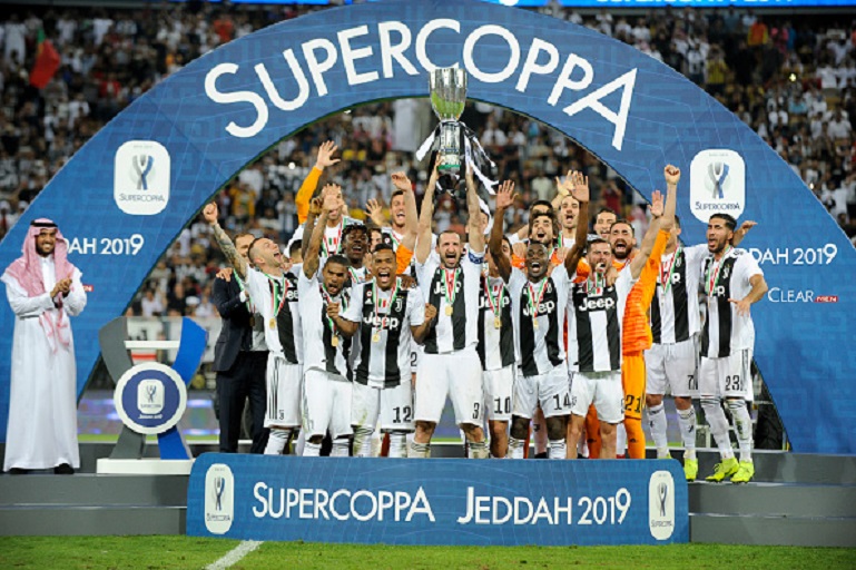 Giorgio Chiellini of Juventus lifts the trophy after winning thethe Italian Supercup match between Juventus and AC Milan at King Abdullah Sports City on January 16, 2019 in Jeddah, Saudi Arabia. PHOTO/GETTY IMAGES