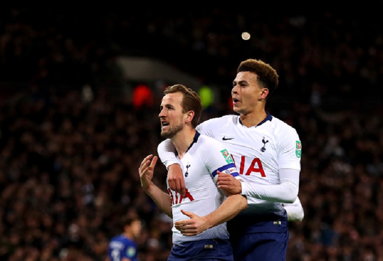 Harry Kane of Tottenham Hotspur celebrates after scoring his team's first goal with Dele Alli of Tottenham Hotspur during the Carabao Cup Semi-Final between Tottenham Hotspur and Chelsea at Wembley Stadium on January 8, 2019 in London, England.PHOTO/GETTY IMAGES 