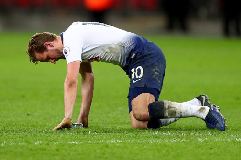 Harry Kane of Tottenham Hotspur struggles to get to his feet after a heavy challenge in the final moments of the Premier League match between Tottenham Hotspur and Manchester United at Wembley Stadium on January 13, 2019 in London, United Kingdom. PHOTO/GettyImages