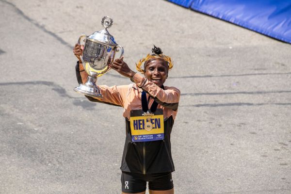 Hellen Obiri hoists the trophy after winning the 2024 Boston Marathon. PHOTO| AFP
