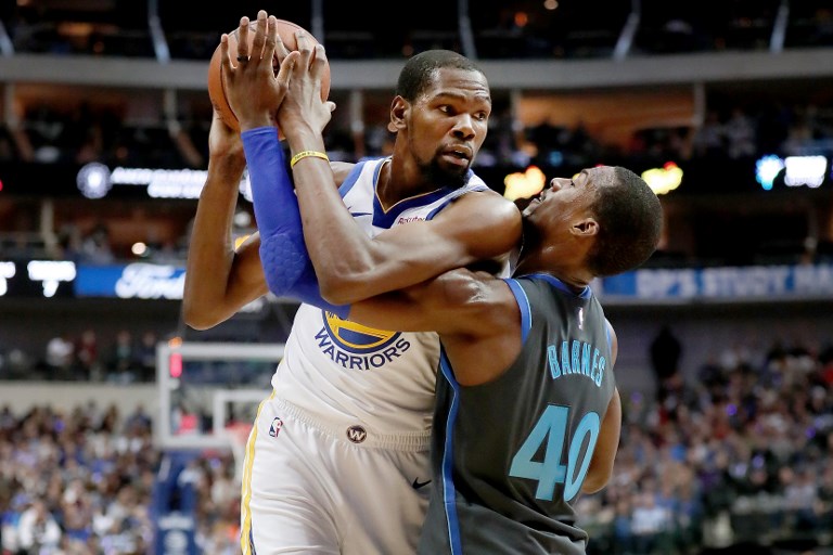 In this file photo taken on November 17, 2018, Kevin Durant (L) of the Golden State Warriors controls the ball against Harrison Barnes of the Dallas Mavericks in Dallas, Texas. PHOTO/AFP
