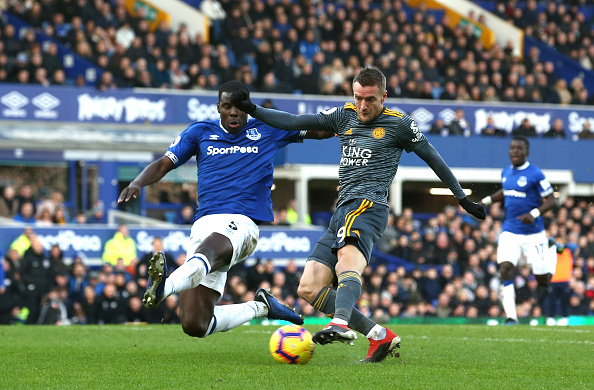 Jamie Vardy of Leicester City scores his sides first goal under pressure from Kurt Zouma of Everton during the Premier League match between Everton FC and Leicester City at Goodison Park on January 1, 2019 in Liverpool, United Kingdom. PHOTO/GettyImages