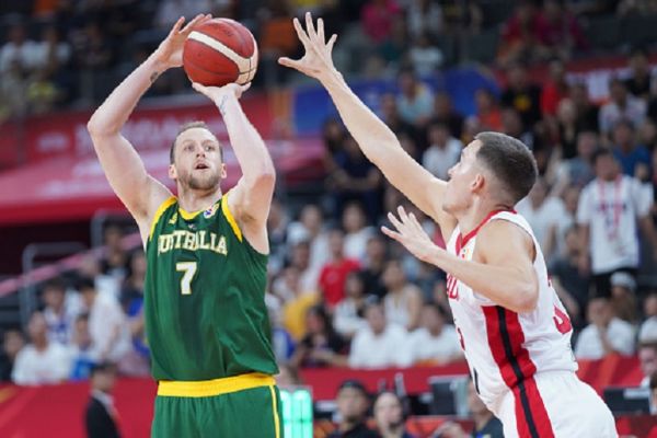 Joe Ingles #7 of Australia in action during FIBA World Cup 2019 group match between Canada and Australia at Dongfeng Nissan Cultural and Sports Centre on September 1, 2019 in Dongguan, Guangdong Province of China.PHOTO/ GETTY IMAGES