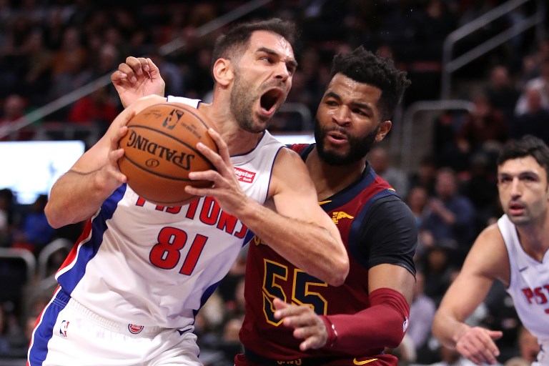 Jose Calderon (left) of the Detroit Pistons drives around Andrew Harrison of the Cleveland Cavaliers during the second half at Little Caesars Arena on November 19, 2018 in Detroit, Michigan. Detroit won the game 113-102. PHOTO/AFP`