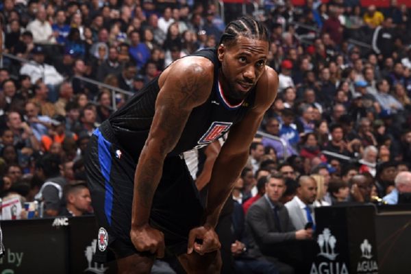 Kawhi Leonard #2 of the LA Clippers looks on during a game against the San Antonio Spurs on October 31, 2019 at STAPLES Center in Los Angeles, California. PHOTO/ GETTY IMAGES