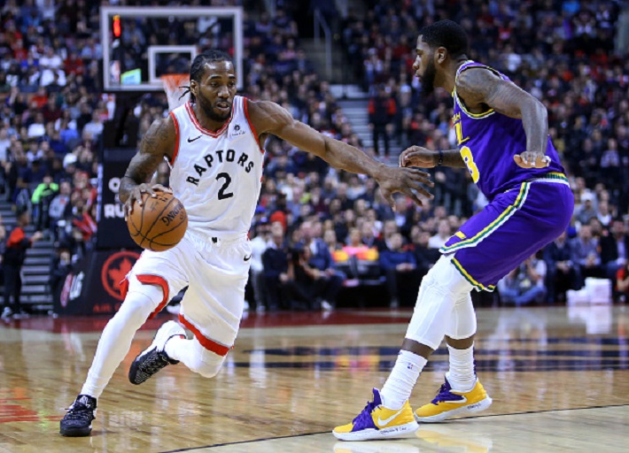 Kawhi Leonard #2 of the Toronto Raptors dribbles the ball as Royce O'Neale #23 of the Utah Jazz defends during the first half of an NBA game at Scotiabank Arena on January 1, 2019 in Toronto, Canada. PHOTO/GettyImages