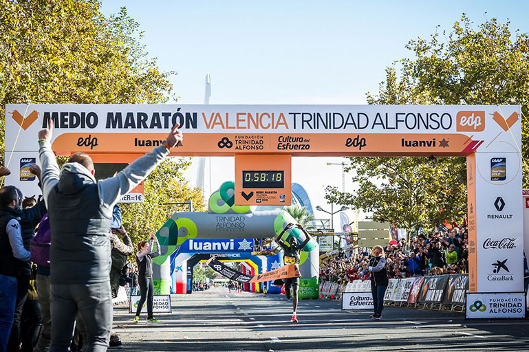Kenya's Abraham Kiptum breasts the tape to break the world half marathon record in Valencia on Sunday, October 29, 2018. PHOTO/Organisers