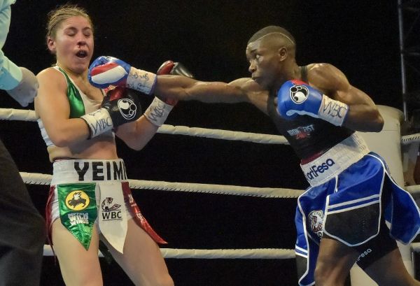 Kenya's Fatuma Zarika (R) fight with vs Mexico's Yamileth Mercado on September 8, 2018 in Nairobi during the WBC female Super-bantamweight title fight. PHOTO | AFP