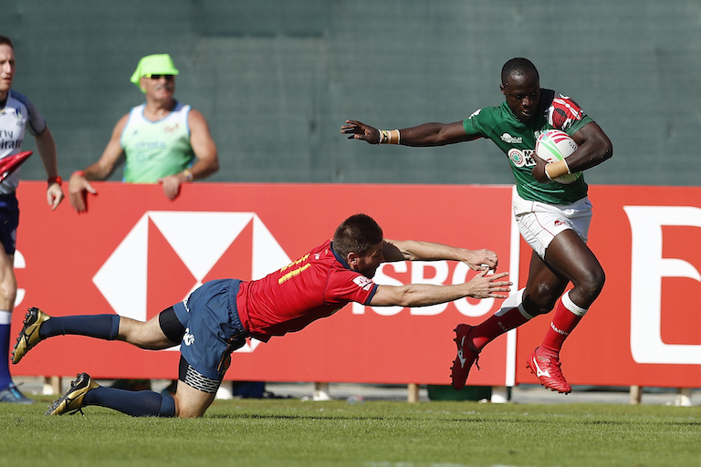 Kenya's Jeffrey Okwacha Otieno races away from the Spain defence on day two of the Emirates Airline Dubai Rugby Sevens 2018 on December 1. PHOTO/Mike Lee/KLC fotos for World Rugby