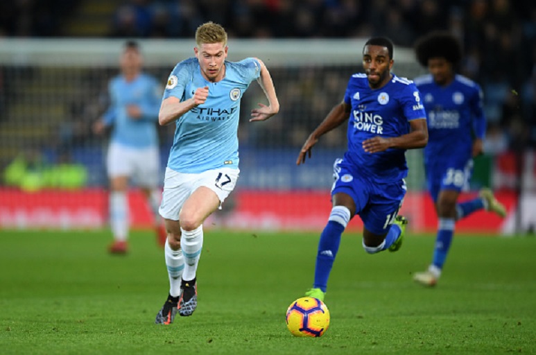 Kevin De Bruyne of Manchester City and Ricardo Pereira of Leicester City chase after the ball during the Premier League match between Leicester City and Manchester City at The King Power Stadium on December 26, 2018 in Leicester, United Kingdom. PHOTO/GettyImages