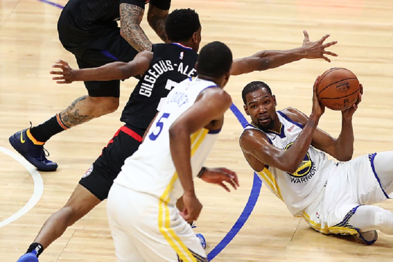 Kevin Durant #35 of the Golden State Warriors looks for a pass against Shai Gilgeous-Alexander #2 of the Los Angeles Clippers during the third quarter at Staples Center on April 18, 2019 in Los Angeles, California.PHOTO/ GETTY IMAGES