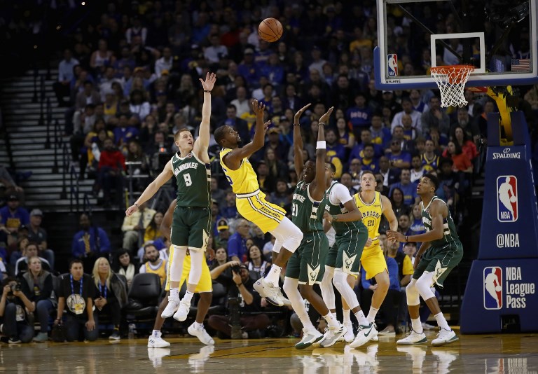 Kevin Durant #35 of the Golden State Warriors loses the ball while guarded by Donte DiVincenzo #9 and Tony Snell #21 of the Milwaukee Bucks at ORACLE Arena on November 8, 2018 in Oakland, California.PHOTO/AFP