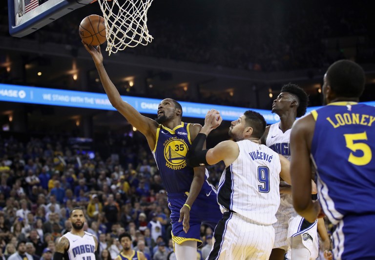 Kevin Durant #35 of the Golden State Warriors shoots over Nikola Vucevic #9 and Jonathan Isaac #1 of the Orlando Magic at ORACLE Arena on November 26, 2018 in Oakland, California.PHOTO/AFP