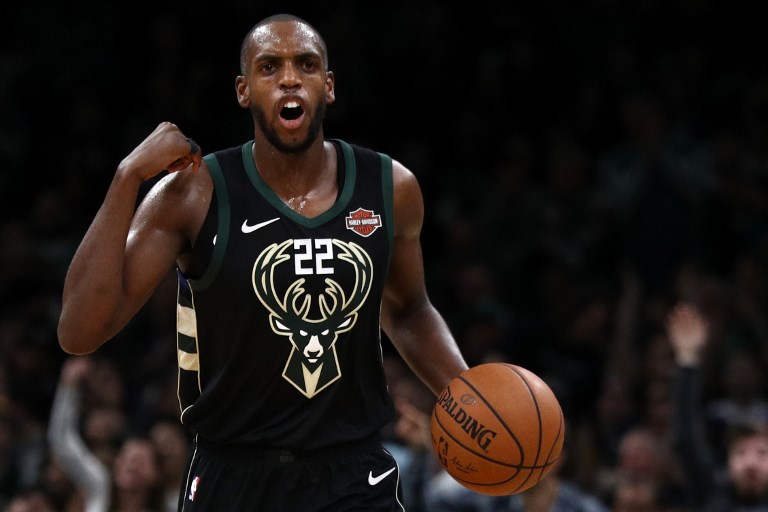 Khris Middleton #22 of the Milwaukee Bucks dribbles against the Boston Celtics during the second half at TD Garden on November 1, 2018 in Boston, Massachusetts.PHOTO/AFP