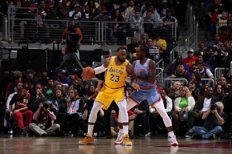 LeBron James #23 of the Los Angeles Lakers handles the ball against the Atlanta Hawks on February 12, 2019 at State Farm Arena in Atlanta, Georgia.PHOTO/GETTY IMAGES